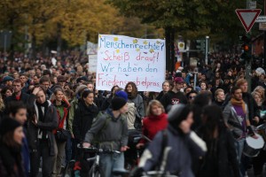 Tausende Menschen beteiligen sich Flüchtlingsdemo in Berlin
