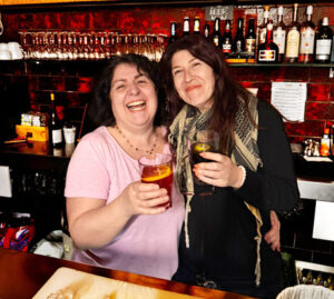 Die Genossinnen Rita (links) und Sevin stossen auf ihr tolles Wahlergebnis an.