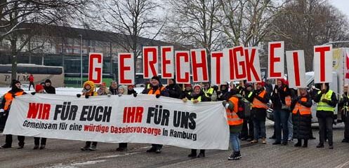 «Zusammen geht mehr». Demonstration von 4000 Streikenden des Öffentlichen Dienstes am 5.Februar vormittags durch Hamburgs Innenstadt.